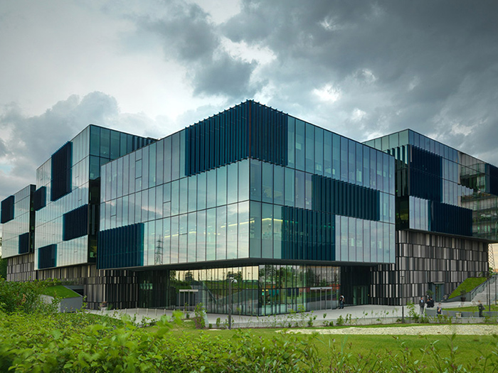 沈陽(yáng)玻璃幕墻產(chǎn)生滲漏水的原因和處理方法