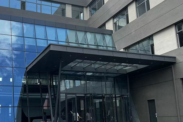 沈陽幕墻公司從節能工程的角度考慮，建筑幕墻可分為兩種!